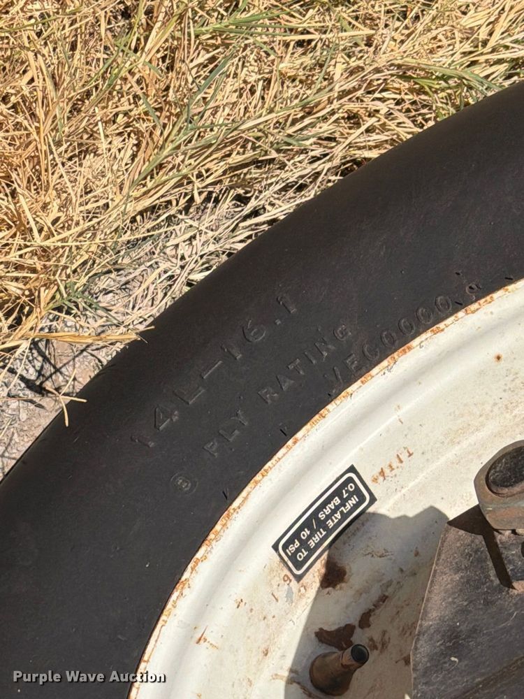 image for item EW8895 1999 Hesston 8450 swather / windrower