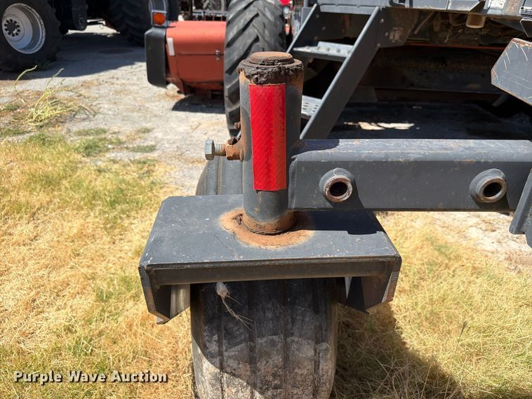 image for item EW8895 1999 Hesston 8450 swather / windrower