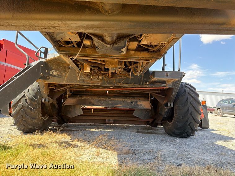 image for item EW8895 1999 Hesston 8450 swather / windrower