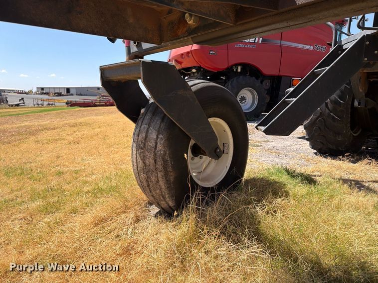 image for item EW8895 1999 Hesston 8450 swather / windrower