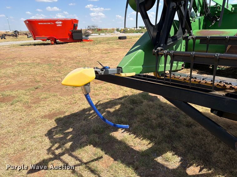 image for item EW8920 2011 John Deere 635F HydraFlex flex draper head