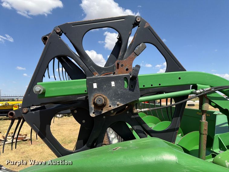 image for item EW8920 2011 John Deere 635F HydraFlex flex draper head