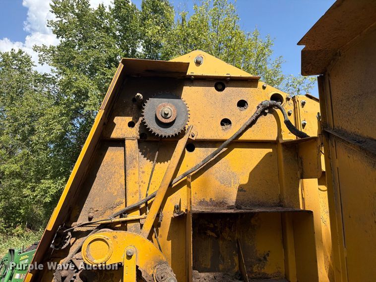 image for item EX4283 2007 Vermeer round baler