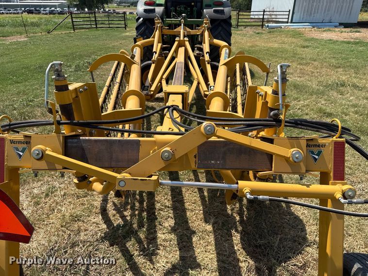 image for item FC4179 2018 Vermeer R2300 hay rake