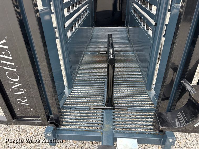 image for item FG0699 RBW Agricultural Rancher Manual squeeze chute
