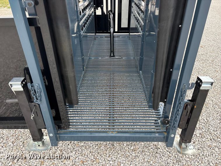 image for item FG0699 RBW Agricultural Rancher Manual squeeze chute