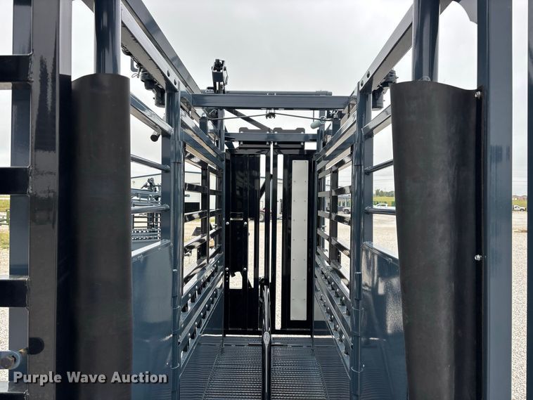 image for item FG0699 RBW Agricultural Rancher Manual squeeze chute