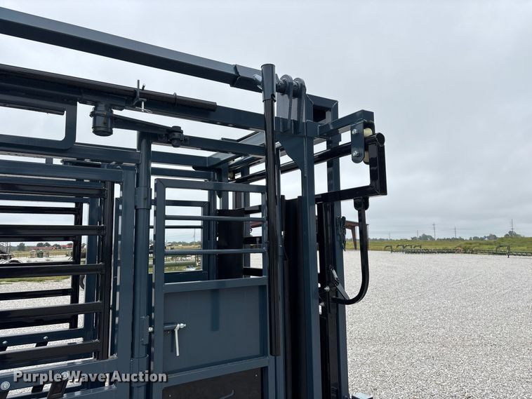 image for item FG0699 RBW Agricultural Rancher Manual squeeze chute