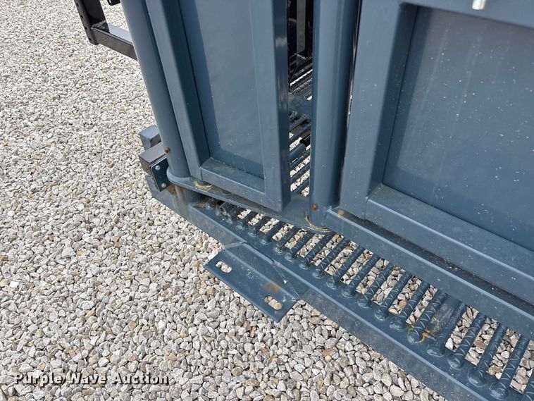 image for item FG0699 RBW Agricultural Rancher Manual squeeze chute