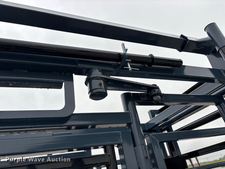 image for item FG0699 RBW Agricultural Rancher Manual squeeze chute