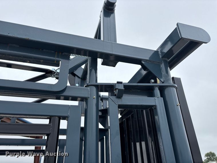 image for item FG0699 RBW Agricultural Rancher Manual squeeze chute