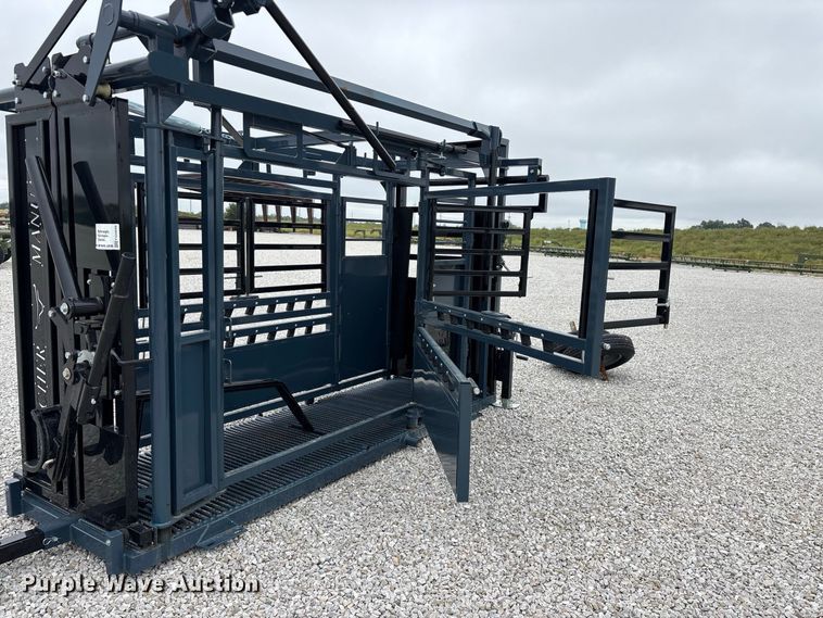 image for item FG0699 RBW Agricultural Rancher Manual squeeze chute