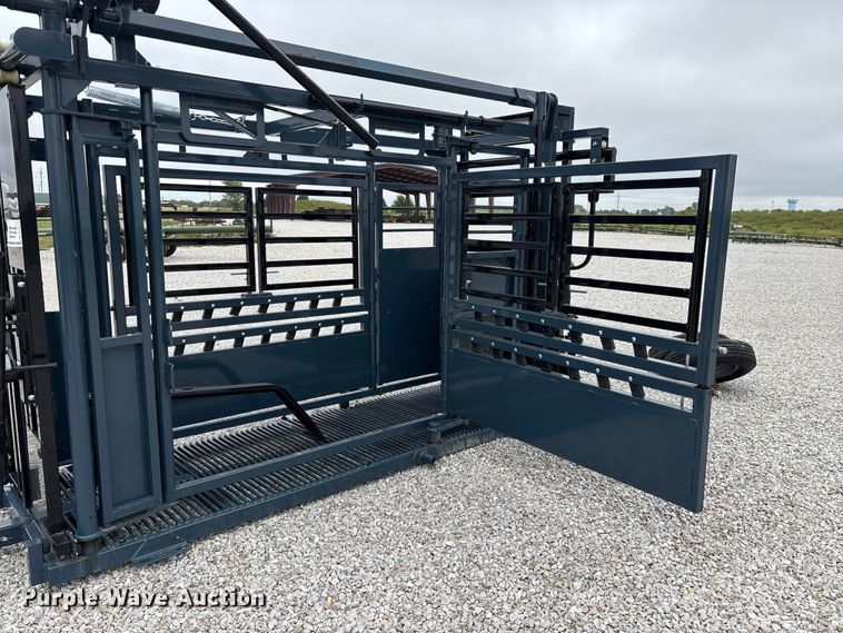 image for item FG0699 RBW Agricultural Rancher Manual squeeze chute