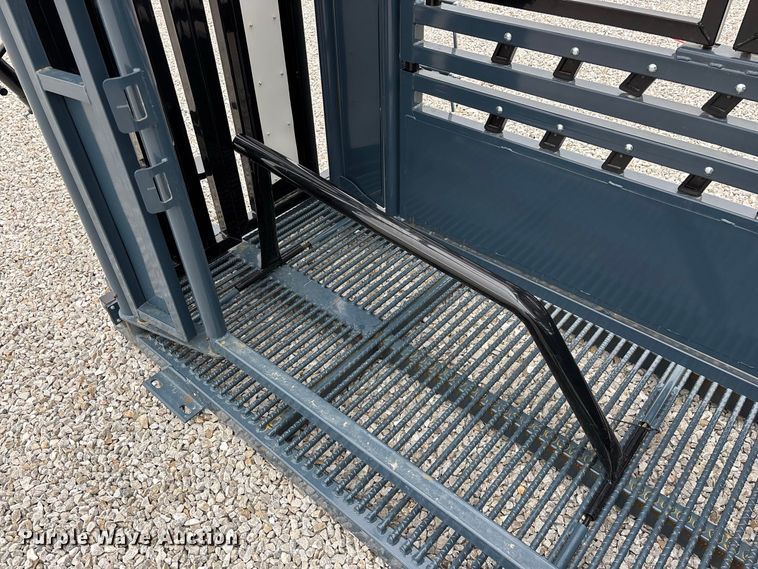 image for item FG0699 RBW Agricultural Rancher Manual squeeze chute