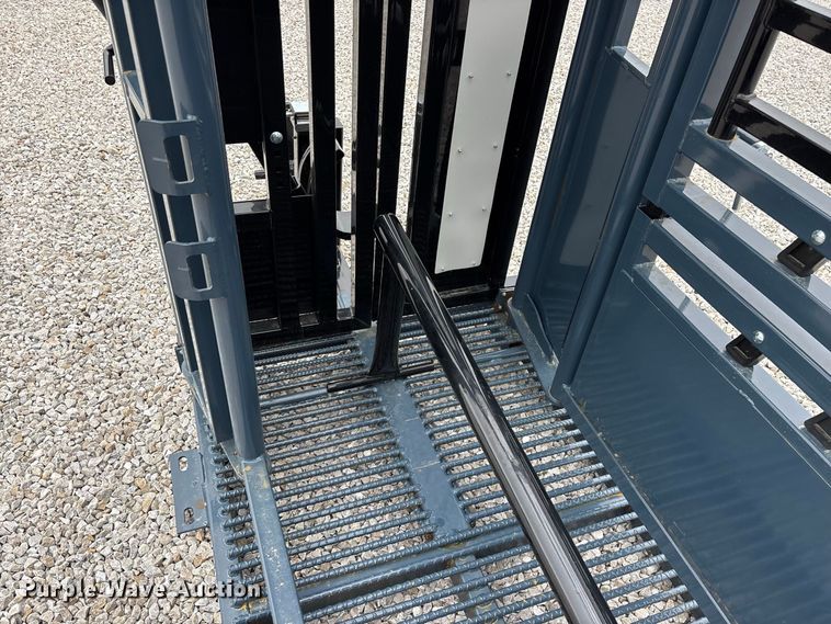 image for item FG0699 RBW Agricultural Rancher Manual squeeze chute