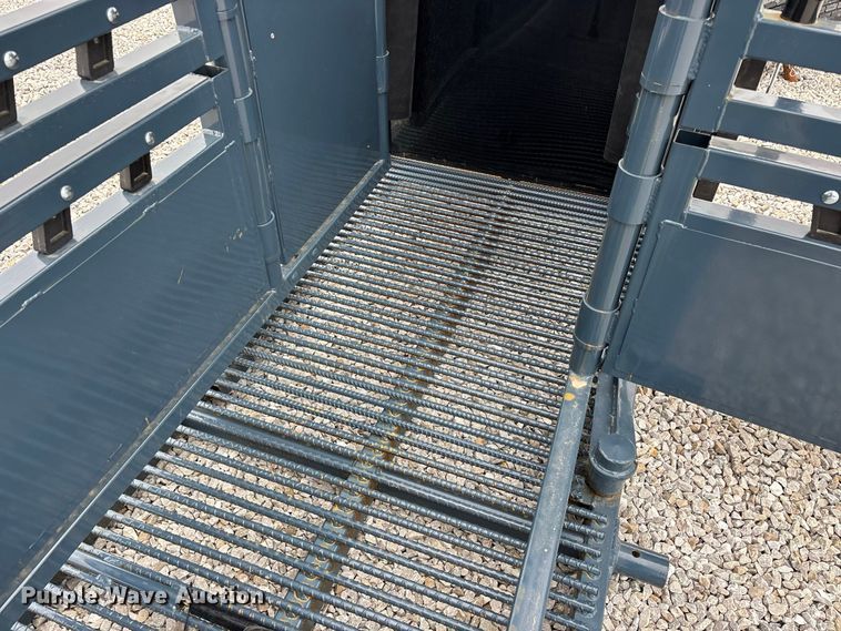 image for item FG0699 RBW Agricultural Rancher Manual squeeze chute