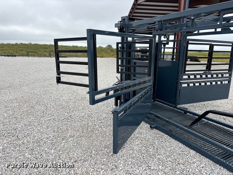 image for item FG0699 RBW Agricultural Rancher Manual squeeze chute