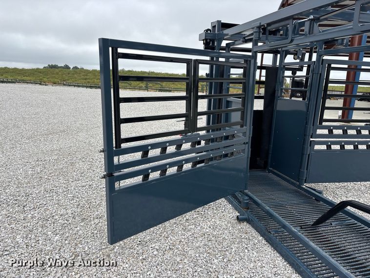 image for item FG0699 RBW Agricultural Rancher Manual squeeze chute