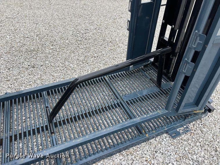 image for item FG0699 RBW Agricultural Rancher Manual squeeze chute