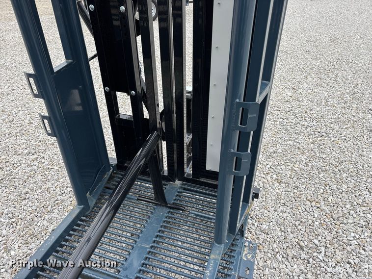 image for item FG0699 RBW Agricultural Rancher Manual squeeze chute