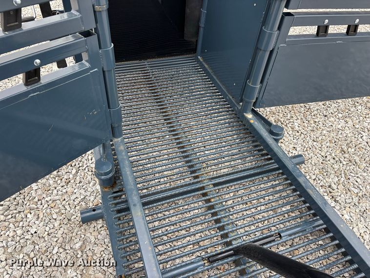 image for item FG0699 RBW Agricultural Rancher Manual squeeze chute