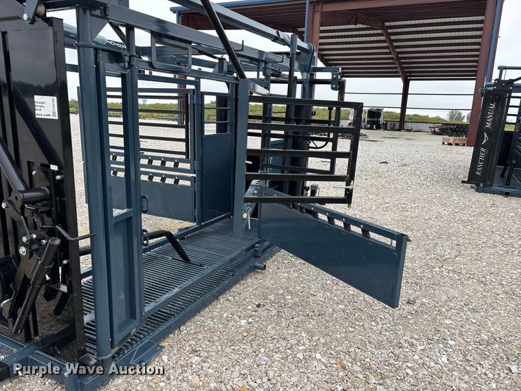 image for item FG0700 RBW Agricultural Rancher Manual squeeze chute