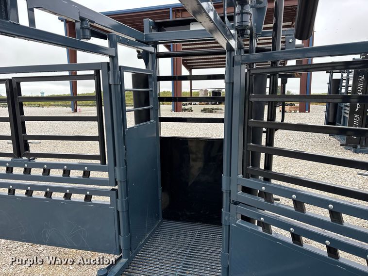 image for item FG0700 RBW Agricultural Rancher Manual squeeze chute