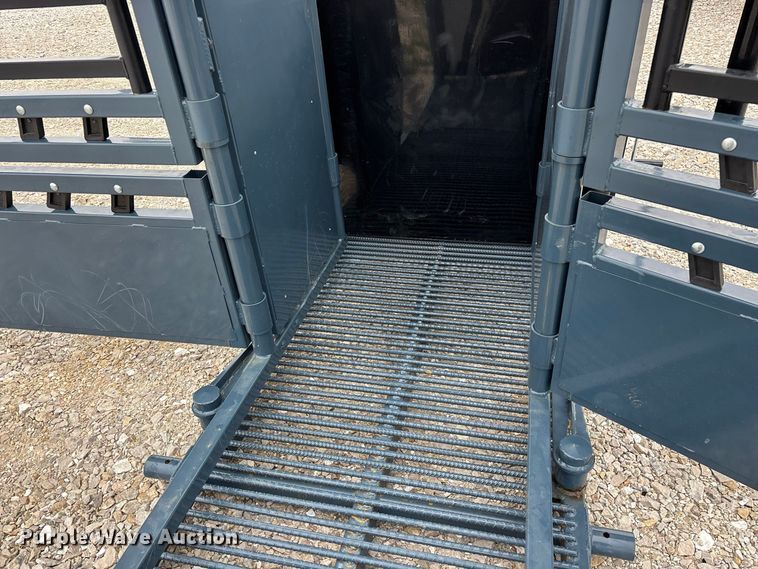 image for item FG0700 RBW Agricultural Rancher Manual squeeze chute