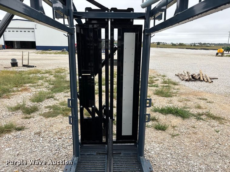 image for item FG0700 RBW Agricultural Rancher Manual squeeze chute