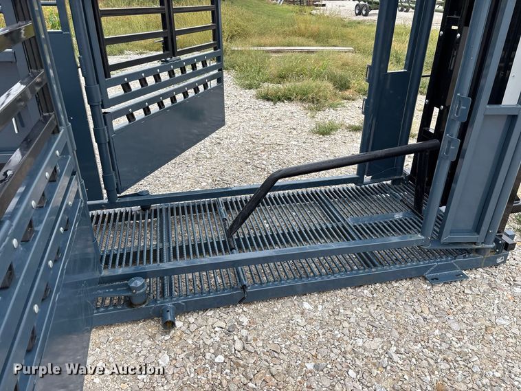 image for item FG0700 RBW Agricultural Rancher Manual squeeze chute