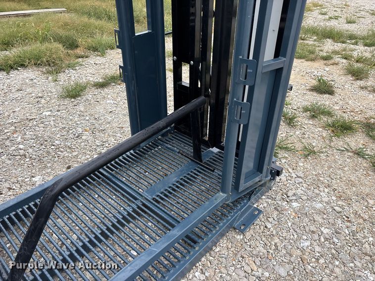 image for item FG0700 RBW Agricultural Rancher Manual squeeze chute