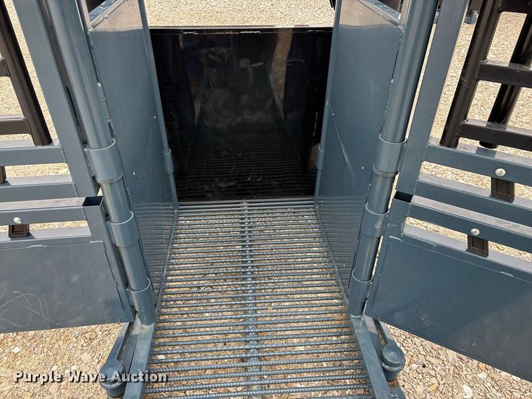 image for item FG0700 RBW Agricultural Rancher Manual squeeze chute