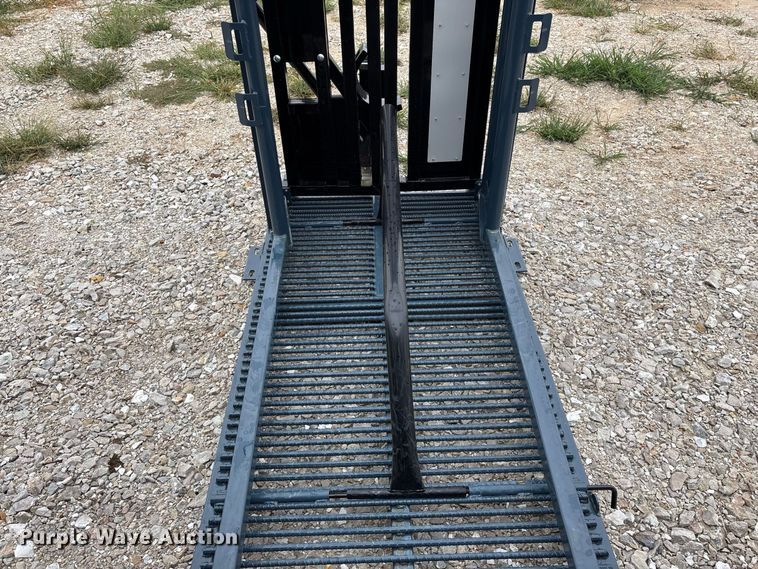 image for item FG0700 RBW Agricultural Rancher Manual squeeze chute