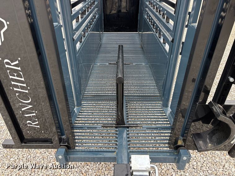 image for item FG0700 RBW Agricultural Rancher Manual squeeze chute