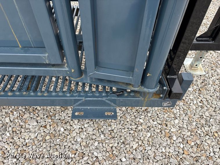 image for item FG0700 RBW Agricultural Rancher Manual squeeze chute