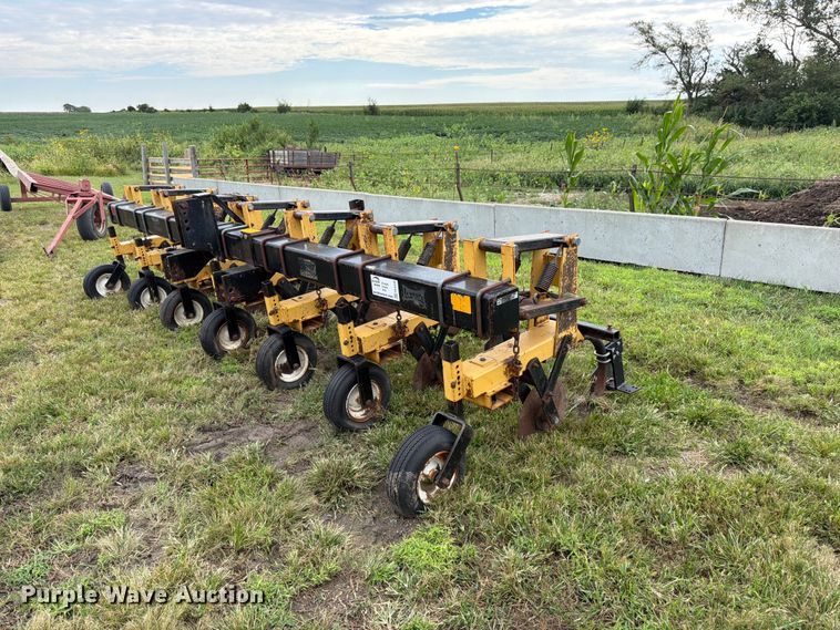 Landoll 2006-30 row crop cultivator