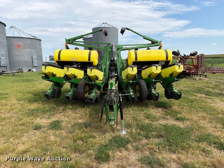 image for item FK3441 2010 John Deere 1760 planter