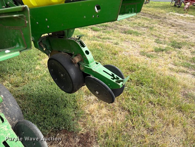 image for item FK3441 2010 John Deere 1760 planter