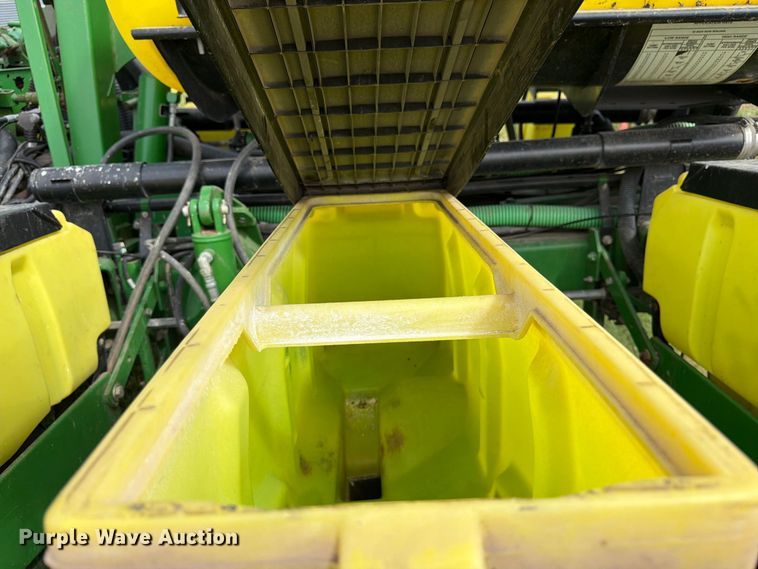 image for item FK3441 2010 John Deere 1760 planter
