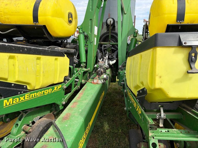 image for item FK3441 2010 John Deere 1760 planter