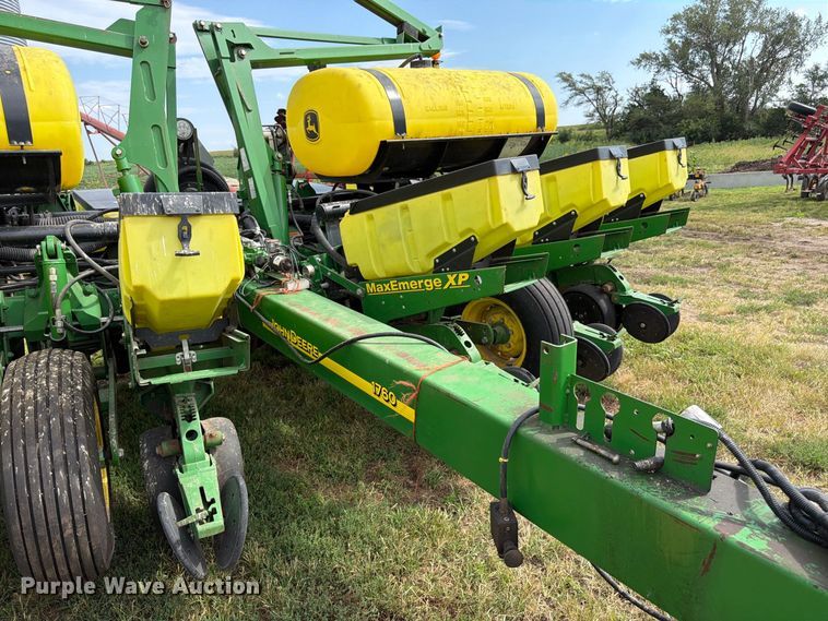 image for item FK3441 2010 John Deere 1760 planter
