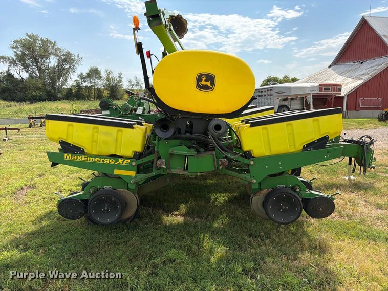 image for item FK3441 2010 John Deere 1760 planter