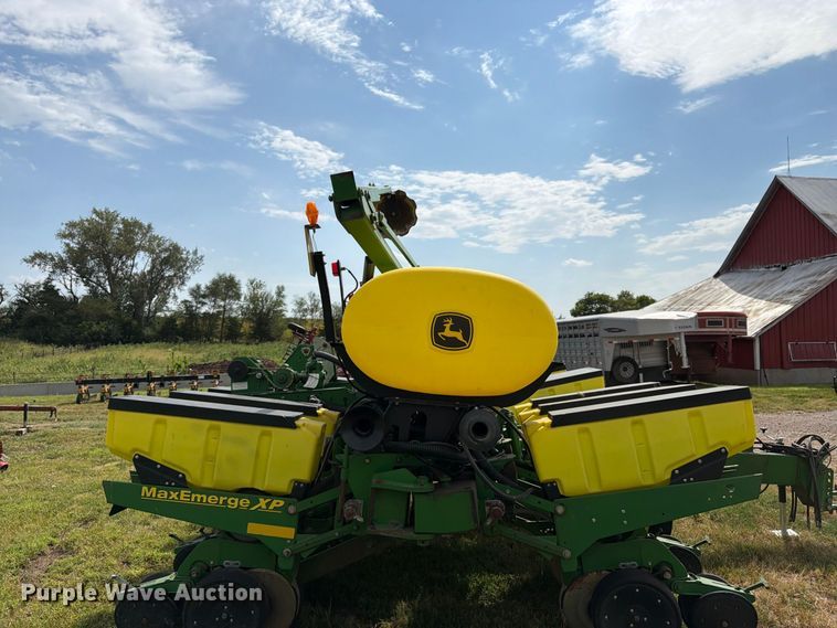 image for item FK3441 2010 John Deere 1760 planter