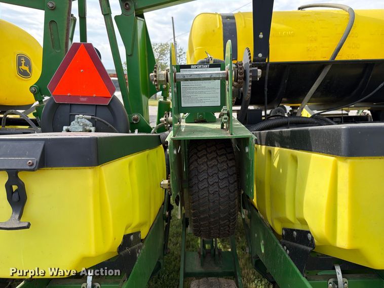 image for item FK3441 2010 John Deere 1760 planter