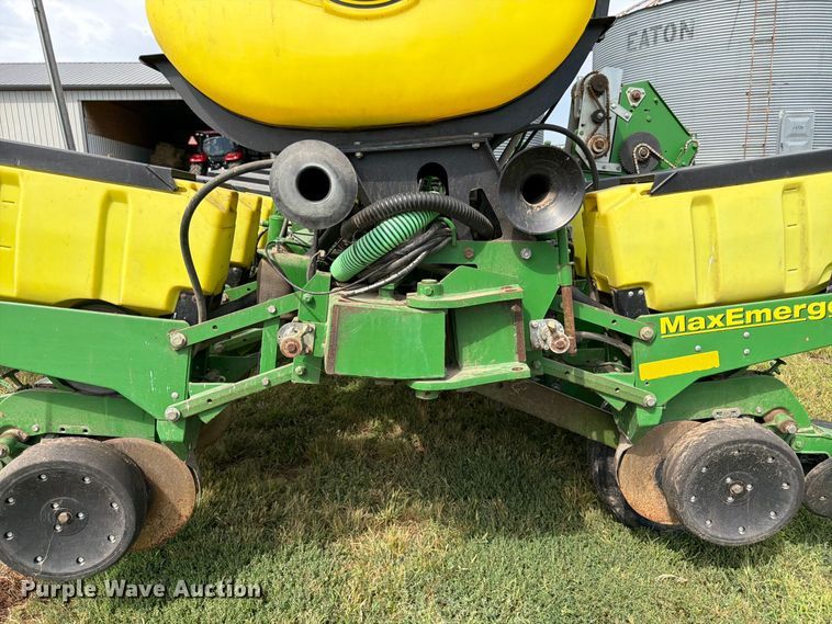image for item FK3441 2010 John Deere 1760 planter