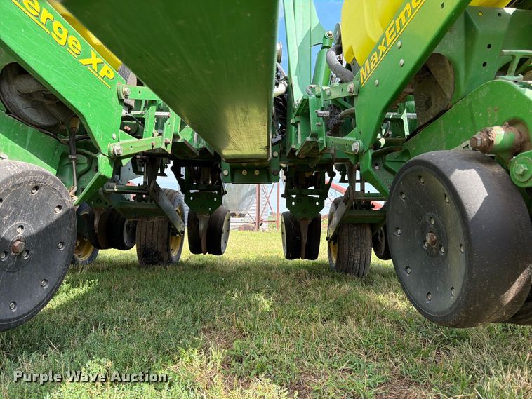image for item FK3441 2010 John Deere 1760 planter
