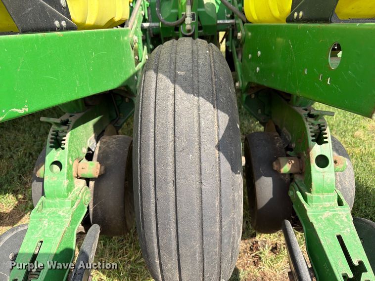 image for item FK3441 2010 John Deere 1760 planter