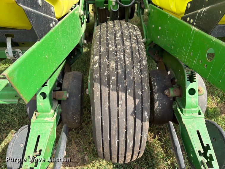 image for item FK3441 2010 John Deere 1760 planter
