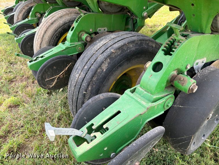 image for item FK3441 2010 John Deere 1760 planter