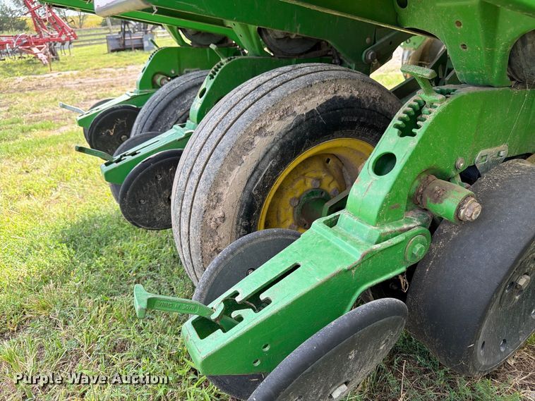 image for item FK3441 2010 John Deere 1760 planter
